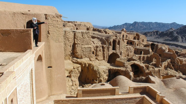iran-travel-blog-kharanaq-desert-city-backpacking-yazd