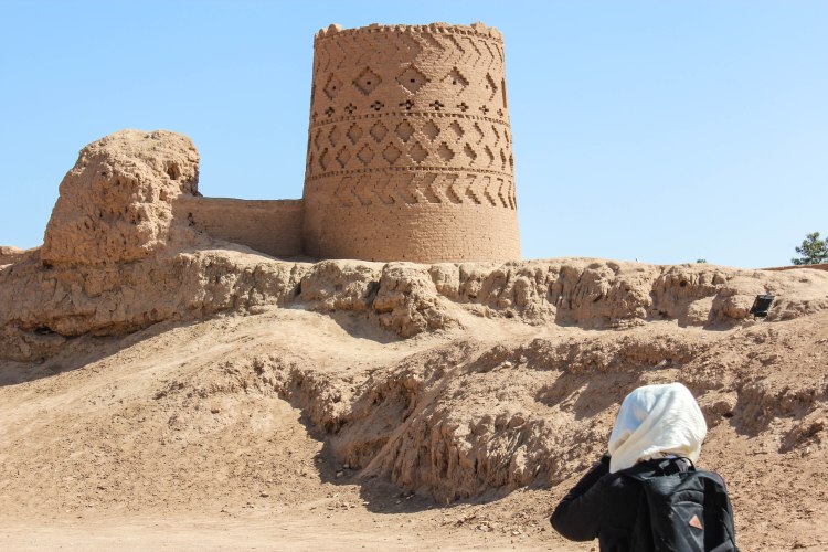 iran-travel-blog-maybod-desert-city-backpacking-yazd