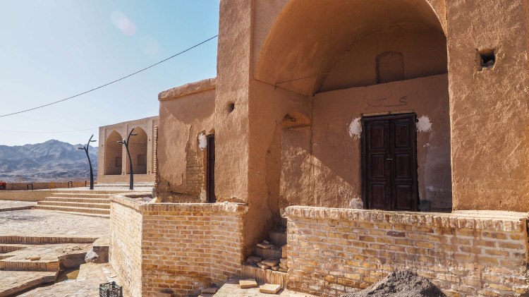 iran-travel-blog-kharanaq-desert-city-backpacking-yazd