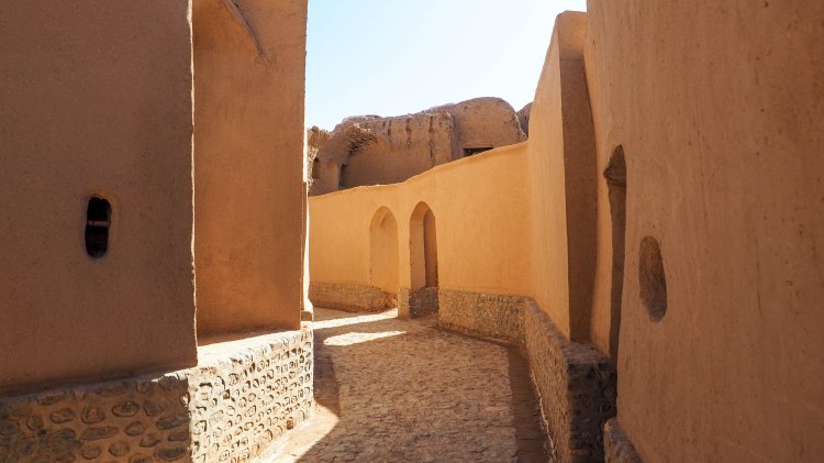 iran-travel-blog-kharanaq-desert-city-backpacking-yazd