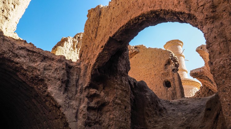 iran-travel-blog-kharanaq-desert-city-backpacking-yazd
