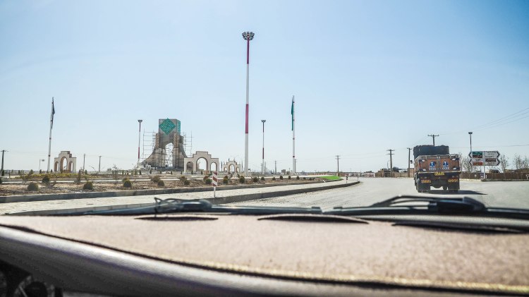 iran-travel-blog-maybod-desert-city-backpacking-yazd