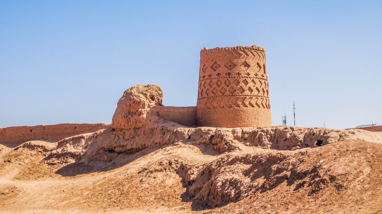 iran-travel-blog-maybod-desert-city-backpacking-yazd