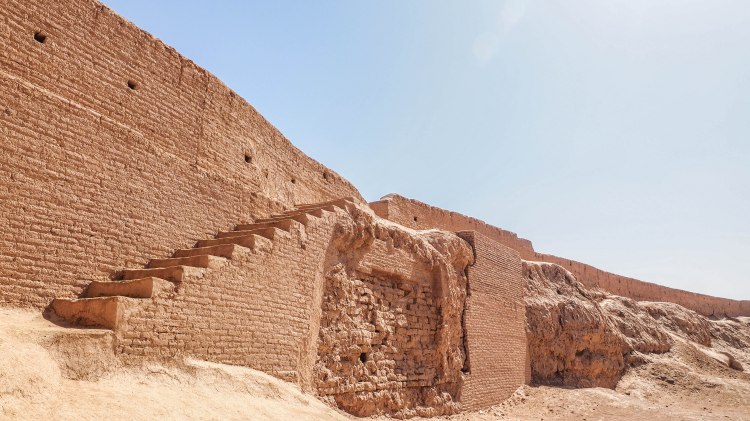 iran-travel-blog-maybod-desert-city-backpacking-yazd