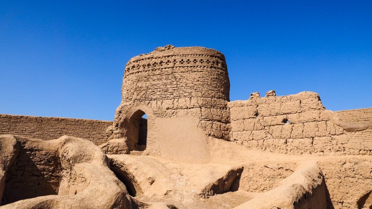 iran-travel-blog-maybod-desert-city-backpacking-yazd