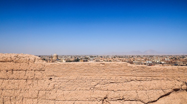 iran-travel-blog-maybod-desert-city-backpacking-yazd