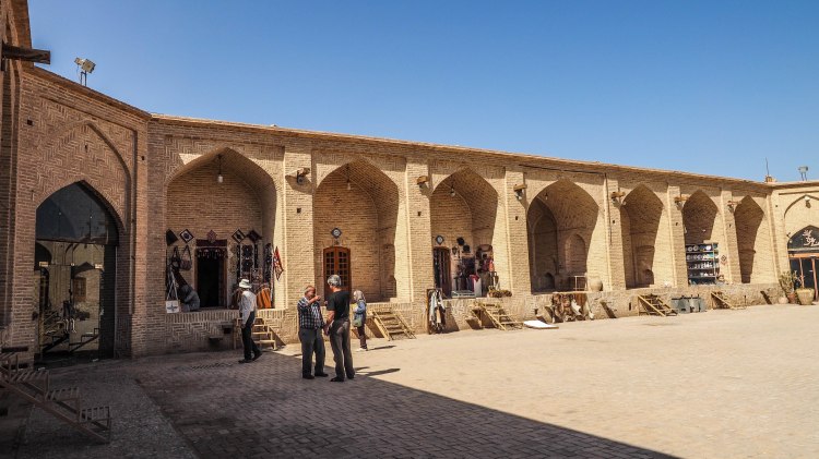 iran-travel-blog-maybod-desert-city-backpacking-yazd