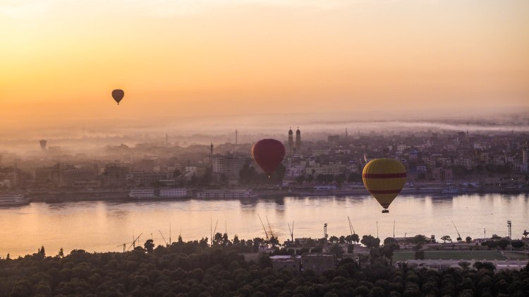 luxor-egypt-travel-blog-solo-budget-backpacking-hot-air-balloon-sunrise-valley-of-the-kings