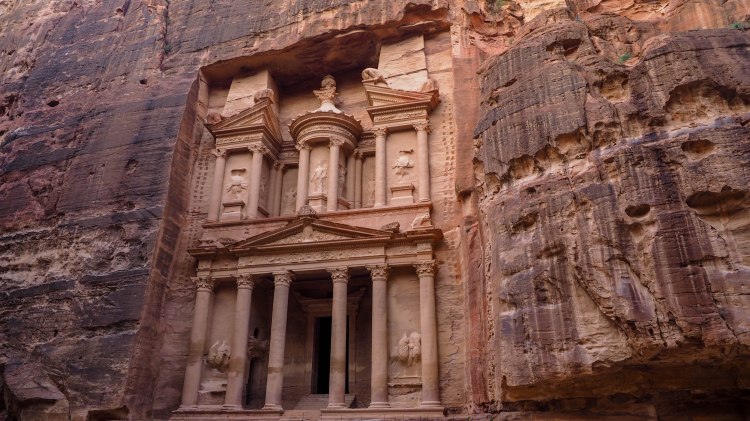 Visiting the Treasury at Petra solo (and having it all to yourself)
