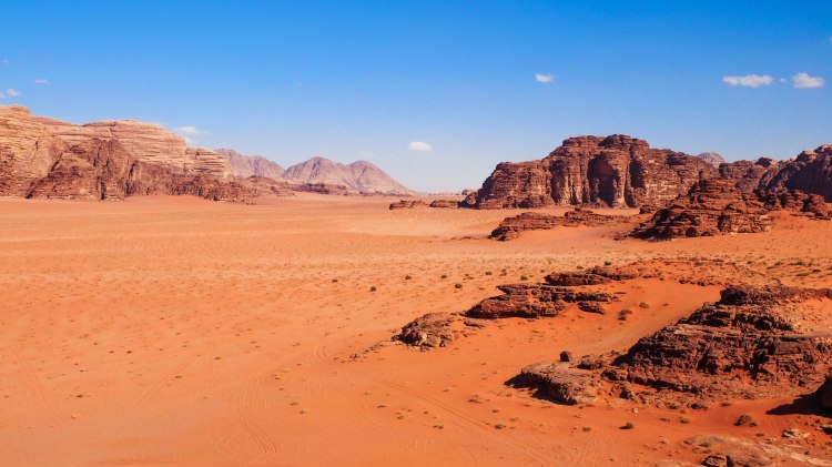 Exploring amazing Wadi Rum and staying overnight in a bedouin camp travel blog!