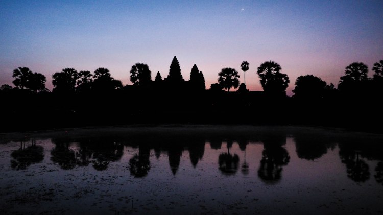 angkor-wat-siem-reap-sunrise-travel-blog-cambodia-budget-backpacking-solo