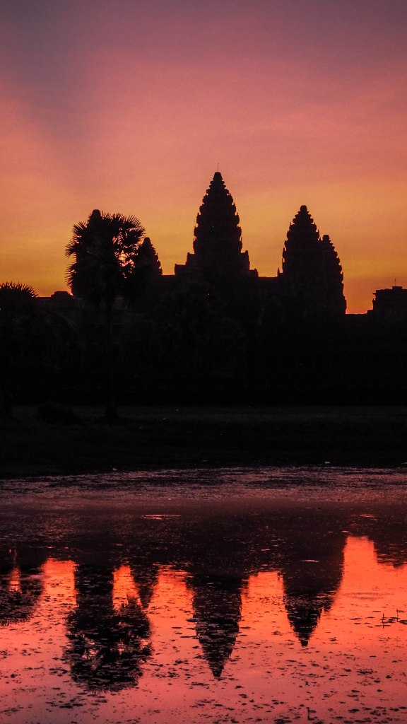 angkor-wat-siem-reap-sunrise-travel-blog-cambodia-budget-backpacking-solo