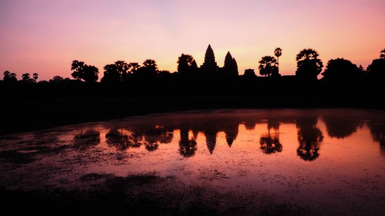 angkor-wat-siem-reap-sunrise-travel-blog-cambodia-budget-backpacking-solo