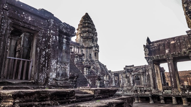 angkor-wat-siem-reap-sunrise-travel-blog-cambodia-budget-backpacking-solo