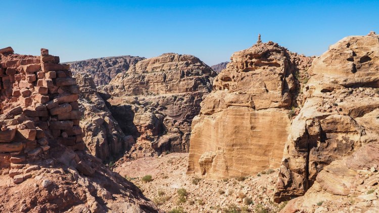 A solo travellers guide to hiking to the High Place of Sacrifice in Petra, Jordan!